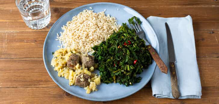 Recept van het Voedingscentrum: Appelstoof met tartaarballetjes, pittige boerenkool en rijst