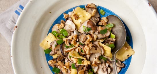 Recept van het Voedingscentrum: Ravioli met paddenstoelen en noten