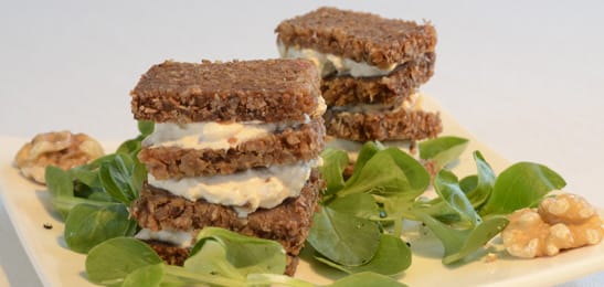 Recept van het Voedingscentrum: Roggebrood met hüttenkase en noten