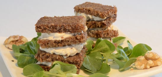 Recept van het Voedingscentrum: Roggebrood met cottage cheese en noten