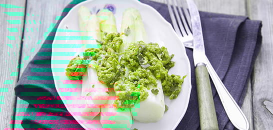 Recept van het Voedingscentrum: Asperges met pikante rode salsa