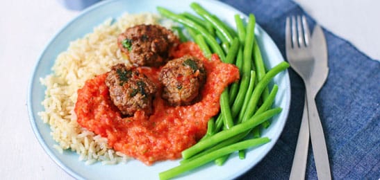 Recept van het Voedingscentrum: Rijst met sperziebonen en gehaktballetjes in tomaten-paprikasaus