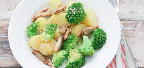 Recept van het Voedingscentrum: Vleesreepjes met sesam, broccoli en gebakken aardappeltjes