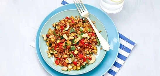 Recept van het Voedingscentrum: Bulgur met groente, tofu en noten