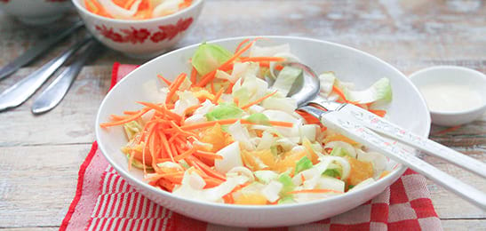 Recept van het Voedingscentrum: Witlofsalade met sinaasappel