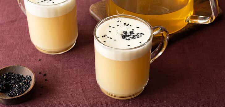 Recept van het Voedingscentrum: Vruchtenthee met sesam-schuim
