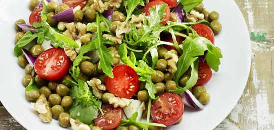 Recept van het Voedingscentrum: Kapucijnersalade met tomaten en rucola