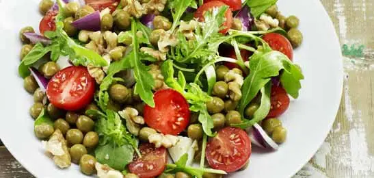 Recept van het Voedingscentrum: Kapucijnersalade met tomaten en rucola