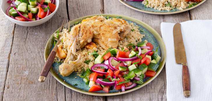 Recept van het Voedingscentrum: Gestoofde kip met abrikozen, couscous en salade