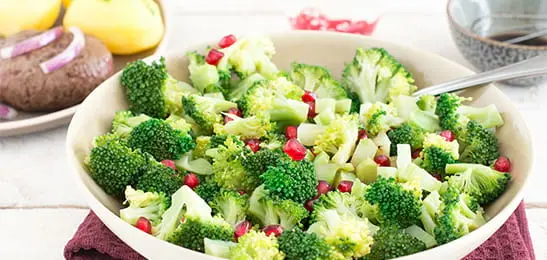 Recept van het Voedingscentrum: Broccolisalade met granaatappelpitjes en tartaar
