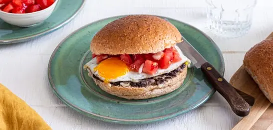 Afbeelding van Uitgelicht Recept: Broodje met ei en tomatensalsa