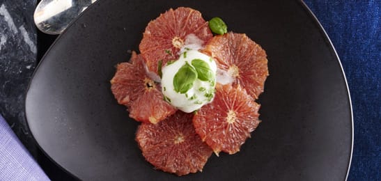 Recept van het Voedingscentrum: Gepocheerde grapefruit met basilicumijs