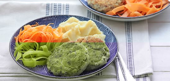Recept van het Voedingscentrum: Makreelburger met aardappelpuree en wortelsalade
