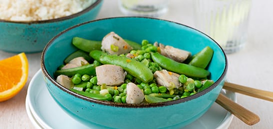 Recept van het Voedingscentrum: Peultjes en doperwtjes met geroerbakte kip