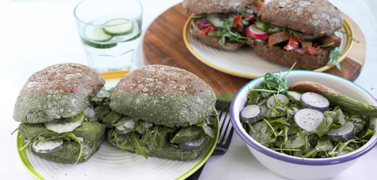 Recept van het Voedingscentrum: Broodjes belegd met burger en rauwkost