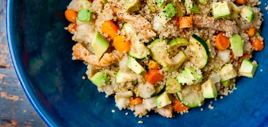 Recept van het Voedingscentrum: Quinoa met zomergroente, varkensvlees en avocado