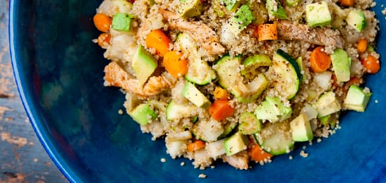 Recept van het Voedingscentrum: Quinoa met groente, varkensvlees en avocado