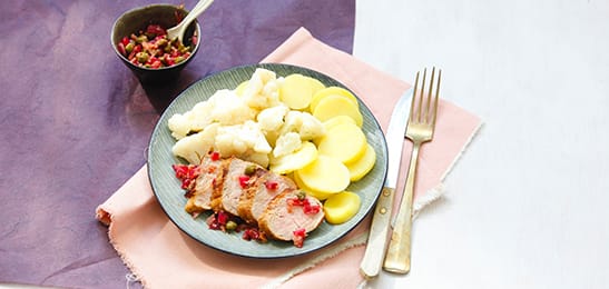 Recept van het Voedingscentrum: Varkenshaas met rode ui-salsa, bloemkool en aardappelen