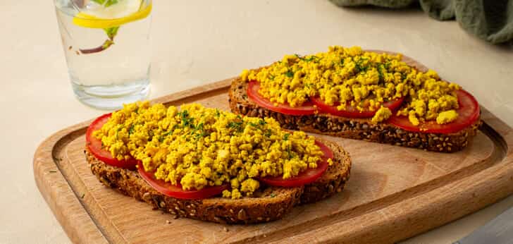 Recept van het Voedingscentrum: Scrambled tofu op toast met tomaat