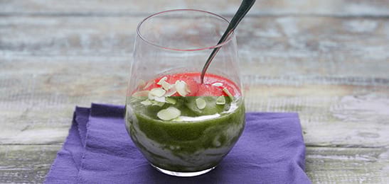 Recept van het Voedingscentrum: Aardbeienflip met amandelschaafsel