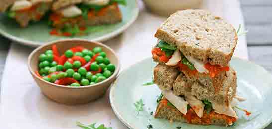 Recept van het Voedingscentrum: Paprikasandwich met kip en doperwtensalade