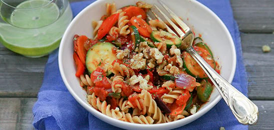 Recept van het Voedingscentrum: Pasta met ratatouille en noten