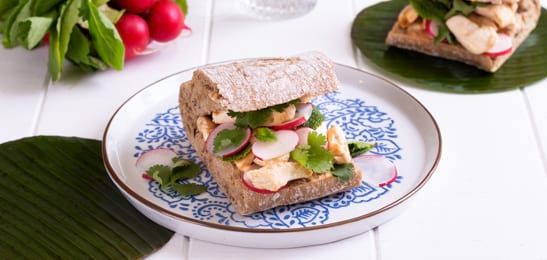 Recept van het Voedingscentrum: Baguette met gebakken kip en sriracha