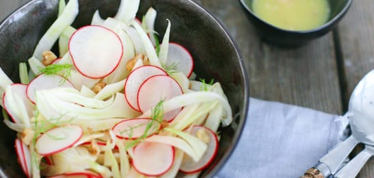 Recept van het Voedingscentrum: Venkel-radijssalade met walnoten en aardappelpuree
