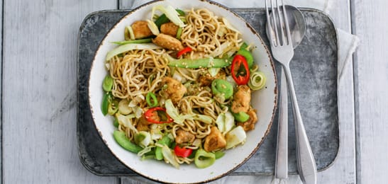 Recept van het Voedingscentrum: Mie met kip en sesamzaad