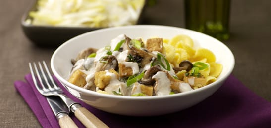 Recept van het Voedingscentrum: Tofu met paddenstoelen en pasta