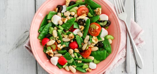 Recept van het Voedingscentrum: Witte bonensalade met peultjes en radijs