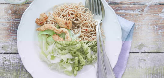 Recept van het Voedingscentrum: Noedels met spitskool en gemarineerde kipreepjes