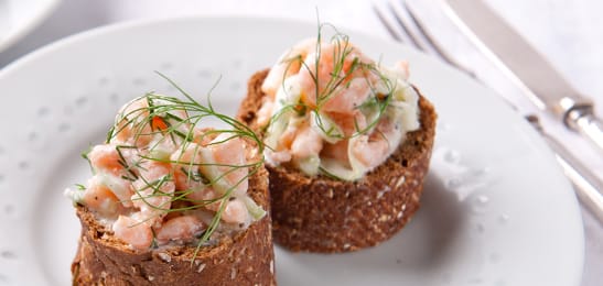 Recept van het Voedingscentrum: Stokbrood gevuld met garnalensalade