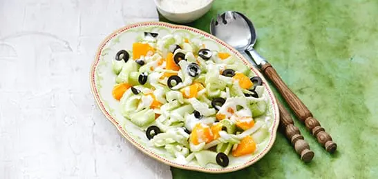 Recept van het Voedingscentrum: Bleekselderijsalade met sinaasappel