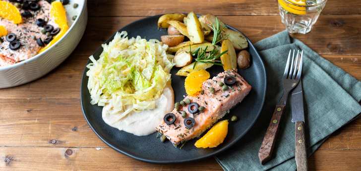 Recept van het Voedingscentrum: Zalm met sinaasappel en gewokte savooikool