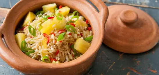 Recept van het Voedingscentrum: Gebakken rijst met ananas, gestoofde vis en snijbonen