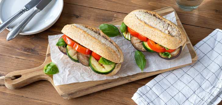 Recept van het Voedingscentrum: Gegrilde groenten en hummus sandwich