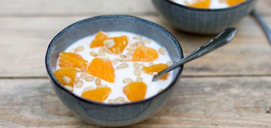 Recept van het Voedingscentrum: Yoghurt met pijnboompitten en kaneel