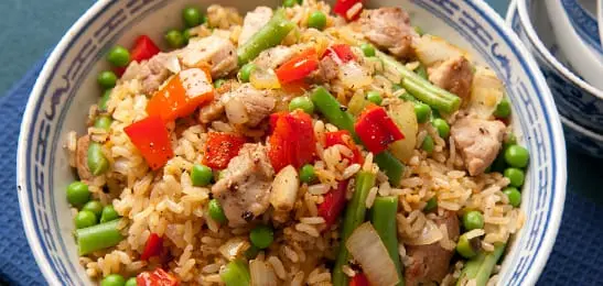 Recept van het Voedingscentrum: Roergebakken rijst met groente en varkensvlees