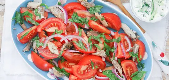 Recept van het Voedingscentrum: Tomatensalade met sardientjes