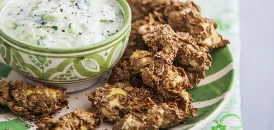 Recept van het Voedingscentrum: Kipkrokantjes met tzatziki en een salade