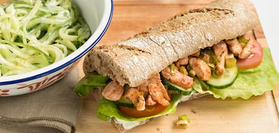 Recept van het Voedingscentrum: Stokbrood met kruidige kip