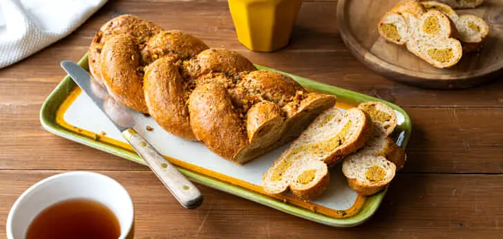 Recept van het Voedingscentrum: Vlechtbrood met pistache en citroen