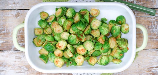 Recept van het Voedingscentrum: Geroerbakte spruitjes met aardappelen en ribkarbonade