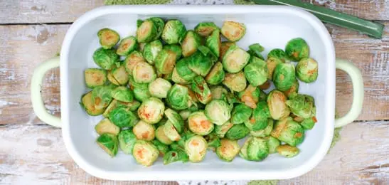 Recept van het Voedingscentrum: Geroerbakte spruitjes met aardappelen en ribkarbonade