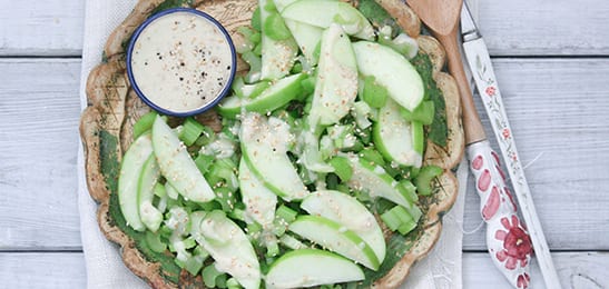 Recept van het Voedingscentrum: Zoete selderijsalade met sesamdressing