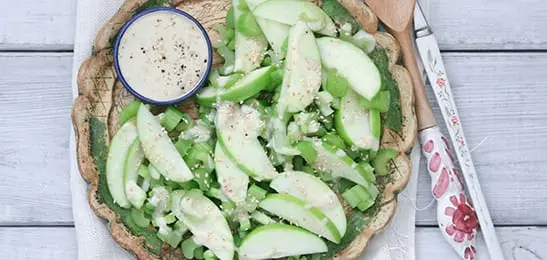 Recept van het Voedingscentrum: Bleekselderijsalade met sesam en kalkoen