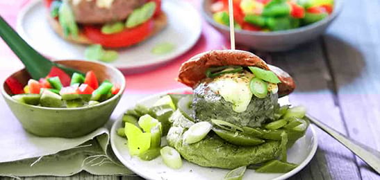 Recept van het Voedingscentrum: Pizzaburger met paprikasalade