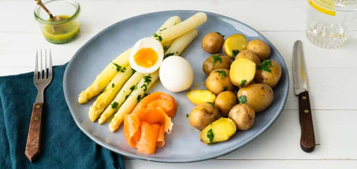 Recept van het Voedingscentrum: Asperges met zalm en ei