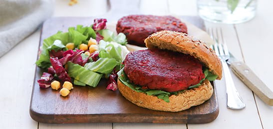 Recept van het Voedingscentrum: Rode bietenburgers met andijviesalade